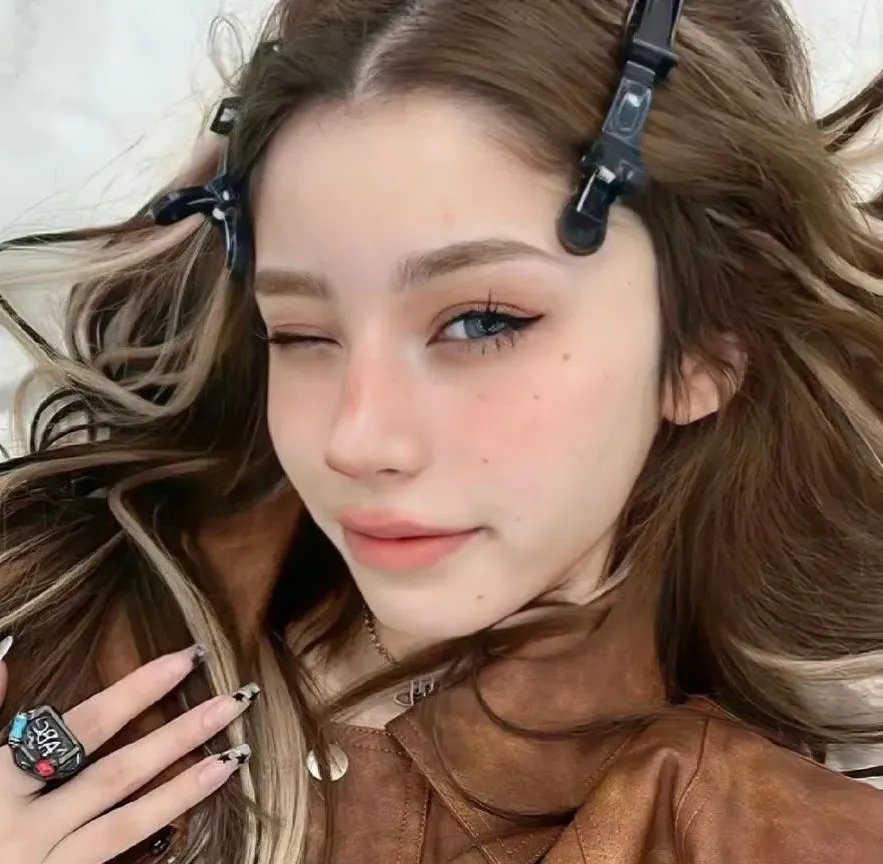 埃舍尔街的红色邮筒